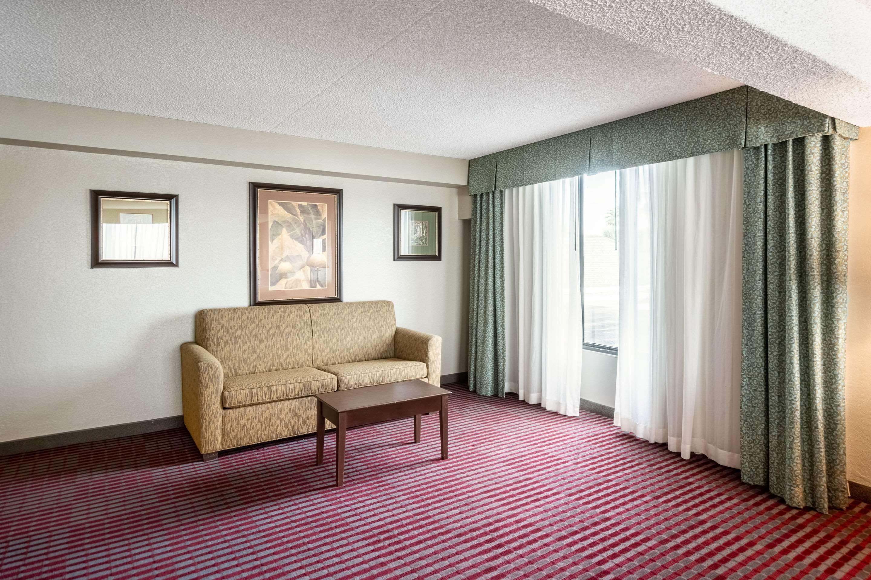 Lakeland Hotel Exterior photo
